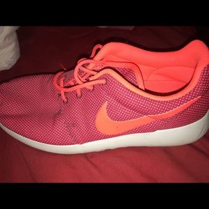 Nike Roshes (women’s 9)